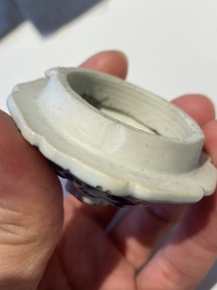 Kendi de forme hexagonale et son couvercle en porcelaine de Chine en bleu et blanc, Kangxi