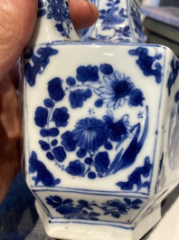 Kendi de forme hexagonale et son couvercle en porcelaine de Chine en bleu et blanc, Kangxi
