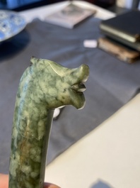 Poignard moghol &agrave; manche zoomorphique en jade vert, Inde, 17&egrave;me