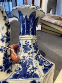Kendi de forme hexagonale et son couvercle en porcelaine de Chine en bleu et blanc, Kangxi