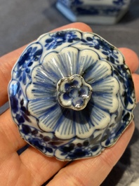 Kendi de forme hexagonale et son couvercle en porcelaine de Chine en bleu et blanc, Kangxi