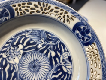 Paire de tasses et soucoupes ajour&eacute;es et &agrave; double parois en porcelaine de Chine en bleu et blanc, Kangxi
