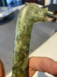 Poignard moghol &agrave; manche zoomorphique en jade vert, Inde, 17&egrave;me