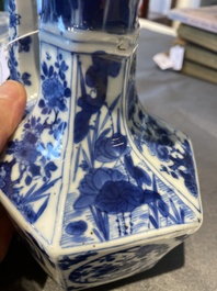 Kendi de forme hexagonale et son couvercle en porcelaine de Chine en bleu et blanc, Kangxi