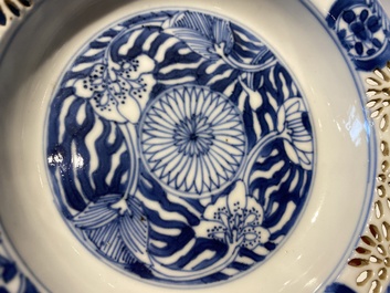 Paire de tasses et soucoupes ajour&eacute;es et &agrave; double parois en porcelaine de Chine en bleu et blanc, Kangxi