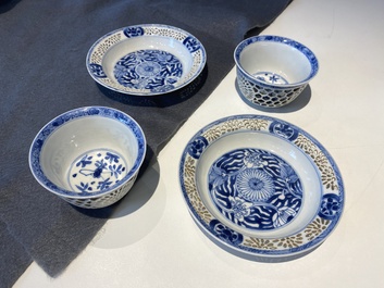 Paire de tasses et soucoupes ajour&eacute;es et &agrave; double parois en porcelaine de Chine en bleu et blanc, Kangxi