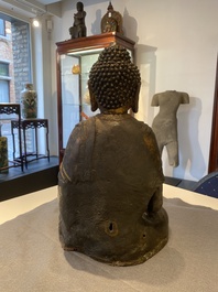Een grote Sino-Tibetaanse bronzen Boeddha met sporen van vergulding, Ming