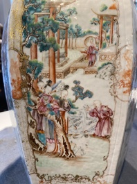 Paire de vases de forme hexagonale en porcelaine de Chine famille rose &agrave; sujet mandarin, Qianlong