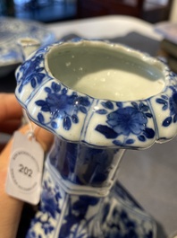 Kendi de forme hexagonale et son couvercle en porcelaine de Chine en bleu et blanc, Kangxi