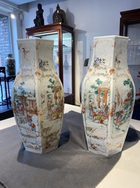 Paire de vases de forme hexagonale en porcelaine de Chine famille rose &agrave; sujet mandarin, Qianlong