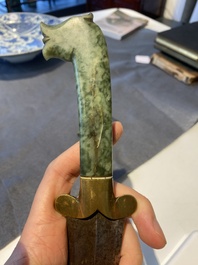Poignard moghol &agrave; manche zoomorphique en jade vert, Inde, 17&egrave;me