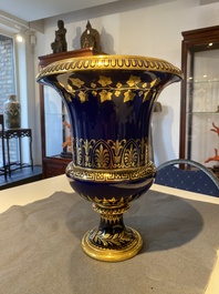 Een S&egrave;vres porseleinen Medici vaas met verguld decor op blauwe fondkleur, Frankrijk, gedateerd 1847 en 1853
