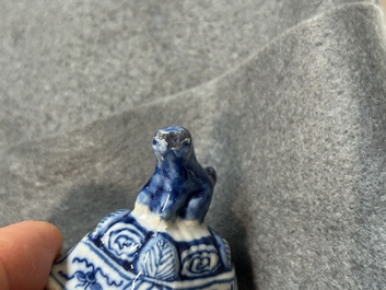 Petite garniture de cinq vases en fa&iuml;ence de Delft en bleu et blanc, 18&egrave;me