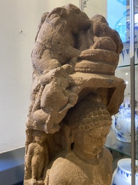 St&egrave;le figurant Jain Thirtankara Parshvanatha debout en gr&egrave;s rouge, Inde, &eacute;poque Pala, 11&egrave;me si&egrave;cle