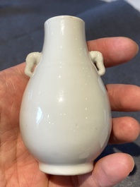 Petit vase de forme 'hu' en porcelaine blanc de Chine de Dehua aux anses en forme d'&eacute;l&eacute;phants, 18&egrave;me
