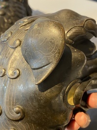 Rare br&ucirc;le-parfum en forme de lion en bronze incrust&eacute;, Chine, Ming