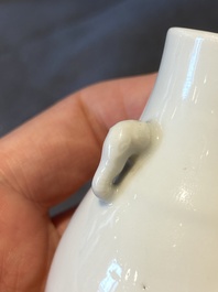 Petit vase de forme 'hu' en porcelaine blanc de Chine de Dehua aux anses en forme d'&eacute;l&eacute;phants, 18&egrave;me