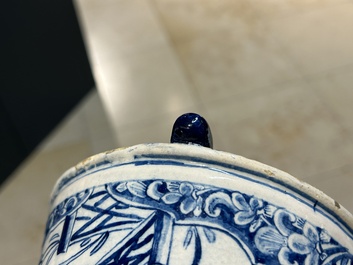 Rare cafeti&egrave;re en fa&iuml;ence de Delft en bleu et blanc, dat&eacute;e 1732