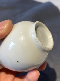 Petit vase de forme 'hu' en porcelaine blanc de Chine de Dehua aux anses en forme d'&eacute;l&eacute;phants, 18&egrave;me