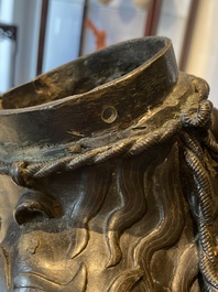 Rare br&ucirc;le-parfum en forme de lion en bronze incrust&eacute;, Chine, Ming