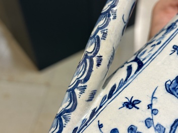Rare cafeti&egrave;re en fa&iuml;ence de Delft en bleu et blanc, dat&eacute;e 1732