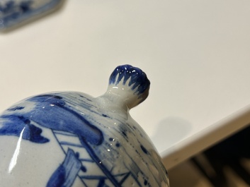 Partie de service &agrave; th&eacute; de cinq pi&egrave;ces en fa&iuml;ence de Delft en bleu et blanc, 18&egrave;me
