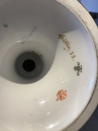 Een S&egrave;vres porseleinen Medici vaas met verguld decor op blauwe fondkleur, Frankrijk, gedateerd 1847 en 1853