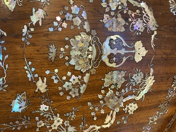 Tr&egrave;s important plat de forme ovale en bois incrust&eacute; de nacre &agrave; d&eacute;cor d'un pavillon central, Chine, 19&egrave;me