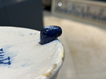 Rare cafeti&egrave;re en fa&iuml;ence de Delft en bleu et blanc, dat&eacute;e 1732