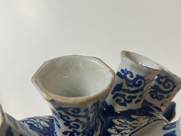 Tulipi&egrave;re en fa&iuml;ence de Delft en bleu et blanc &agrave; d&eacute;cor de paons dans un jardin, 17/18&egrave;me