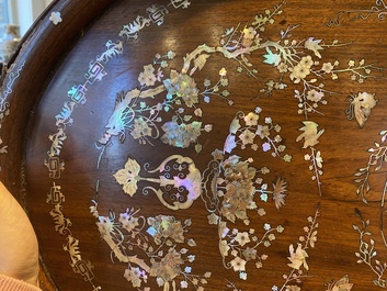 Tr&egrave;s important plat de forme ovale en bois incrust&eacute; de nacre &agrave; d&eacute;cor d'un pavillon central, Chine, 19&egrave;me