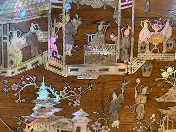 Tr&egrave;s important plat de forme ovale en bois incrust&eacute; de nacre &agrave; d&eacute;cor d'un pavillon central, Chine, 19&egrave;me