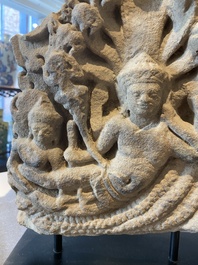 Een fijn Khmer zandstenen reli&euml;f met 'De geboorte van Brahma', Angkor periode, Cambodja, 11e eeuw