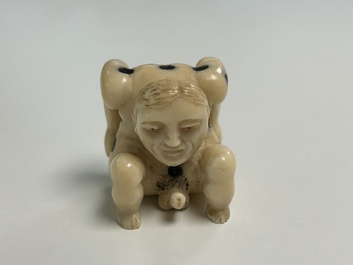 Paire de d&eacute;s &agrave; jouer &eacute;rotiques en ivoire et &eacute;b&egrave;ne, Allemagne, fin du 17&egrave;me