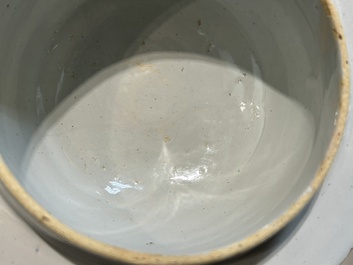 Tr&egrave;s rare pot &agrave; posset en fa&iuml;ence de Delft en bleu et blanc, d&eacute;but du 18&egrave;me