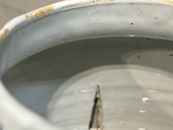 Tr&egrave;s rare pot &agrave; posset en fa&iuml;ence de Delft en bleu et blanc, d&eacute;but du 18&egrave;me