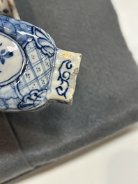 Petite garniture de cinq vases en fa&iuml;ence de Delft en bleu et blanc, 18&egrave;me