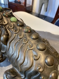 Rare br&ucirc;le-parfum en forme de lion en bronze incrust&eacute;, Chine, Ming