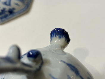 Partie de service &agrave; th&eacute; de cinq pi&egrave;ces en fa&iuml;ence de Delft en bleu et blanc, 18&egrave;me