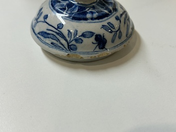 Rare cafeti&egrave;re en fa&iuml;ence de Delft en bleu et blanc, dat&eacute;e 1732