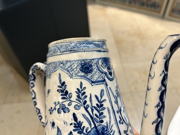 Rare cafeti&egrave;re en fa&iuml;ence de Delft en bleu et blanc, dat&eacute;e 1732