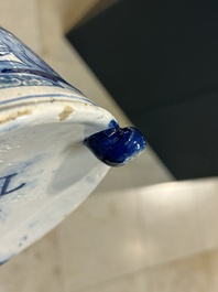 Rare cafeti&egrave;re en fa&iuml;ence de Delft en bleu et blanc, dat&eacute;e 1732