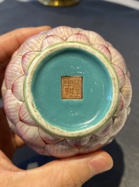 Petit vase couvert en forme de lotus en porcelaine de Chine famille rose, marque et probablement &eacute;poque de Qianlong