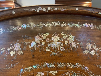 Tr&egrave;s important plat de forme ovale en bois incrust&eacute; de nacre &agrave; d&eacute;cor d'un pavillon central, Chine, 19&egrave;me