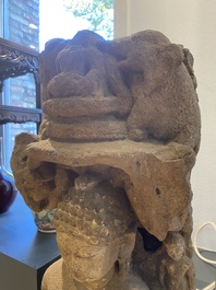 St&egrave;le figurant Jain Thirtankara Parshvanatha debout en gr&egrave;s rouge, Inde, &eacute;poque Pala, 11&egrave;me si&egrave;cle