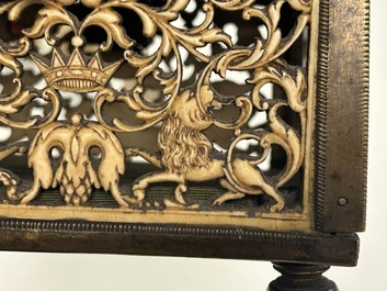 Coffret en os de morse r&eacute;ticul&eacute; aux montures en laiton, Kholmogory, Russie, 17&egrave;me