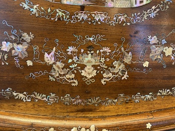 Tr&egrave;s important plat de forme ovale en bois incrust&eacute; de nacre &agrave; d&eacute;cor d'un pavillon central, Chine, 19&egrave;me