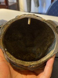 Rare br&ucirc;le-parfum en forme de lion en bronze incrust&eacute;, Chine, Ming