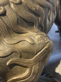 Rare br&ucirc;le-parfum en forme de lion en bronze incrust&eacute;, Chine, Ming