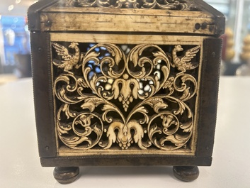 Coffret en os de morse r&eacute;ticul&eacute; aux montures en laiton, Kholmogory, Russie, 17&egrave;me